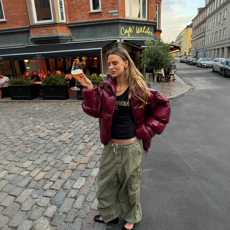 سترة قطنية شتوية 2021 دافئة جديدة فضفاضة بياقة واقفة باللون الأحمر اللامع للنساء