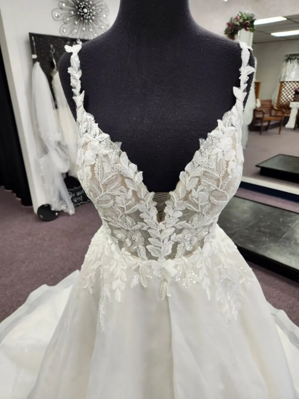 Lakshmigown A-Linien-Brautkleid aus Organza mit Spaghettiträgern, floraler Spitze und Perlenbesatz, tiefem V-Ausschnitt am Rücken und Schleppe, nach Maß anfertigbar – Detail 8