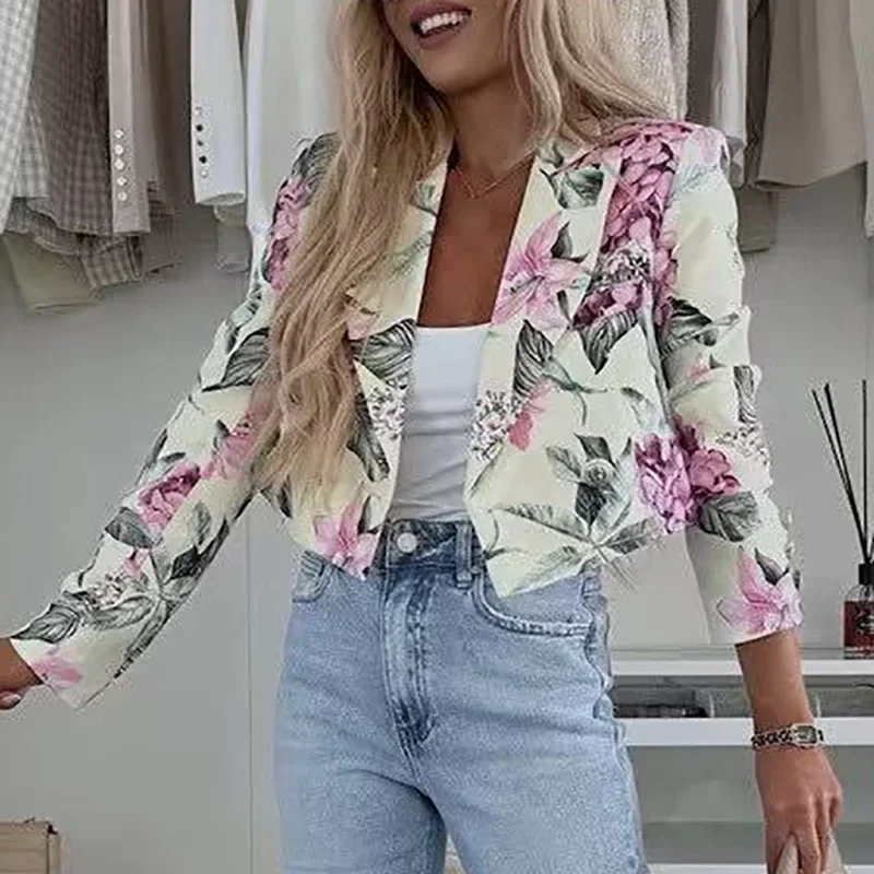 Kadın Çiçek Baskılı Blazer Ceket ve Kısa Etek Seti - close-up view