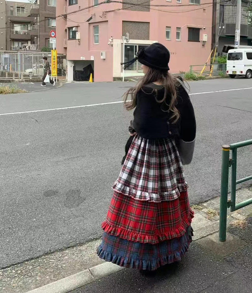 Long checkered Bohemian style women's long skirt 2025 Loose scarlet leather fashion Saiyan contrasting color ruffled retro short
