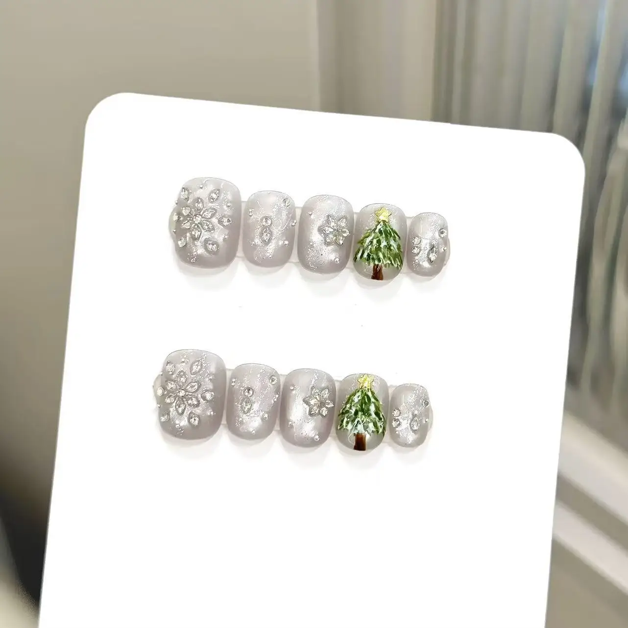 

10pcs Handmade Short Round Press On Nails Shiny Cat Eye Snowflakes Rhinestone Christmas Tree Decor Fake Nails Wearable Nails Art