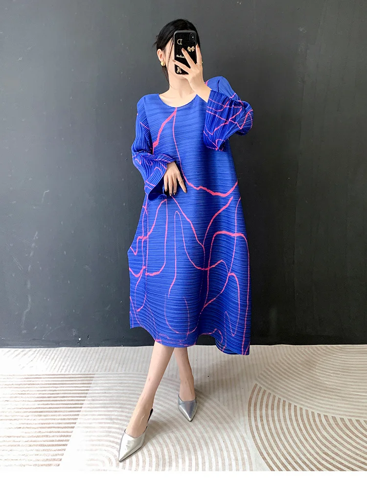 مياكي مطوي فستان محكم من عند الصدر ويتدلى بشكل واسع المرأة 2025 موضة جديدة مخطط طباعة الجولة الرقبة جرس الأكمام فضفاضة أنيقة منتصف طول تنورة