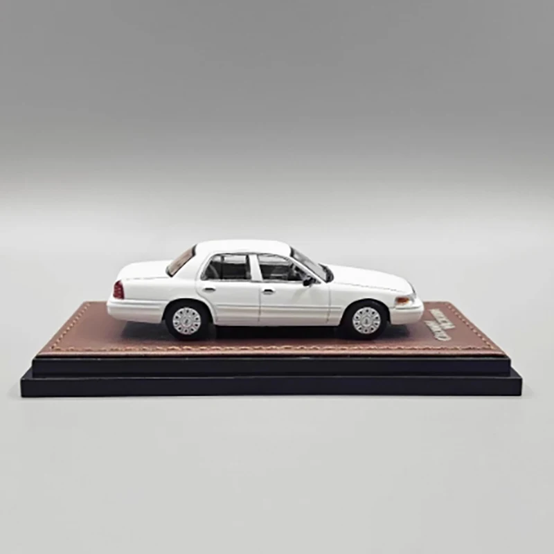 Model samochodu ze stopu w skali 1/64, imitacja Victoria Crown STREET PACKAGE, statyczny model do ekspozycji, kolekcjonerski prezent, zabawka, pamiątka, dekoracja.