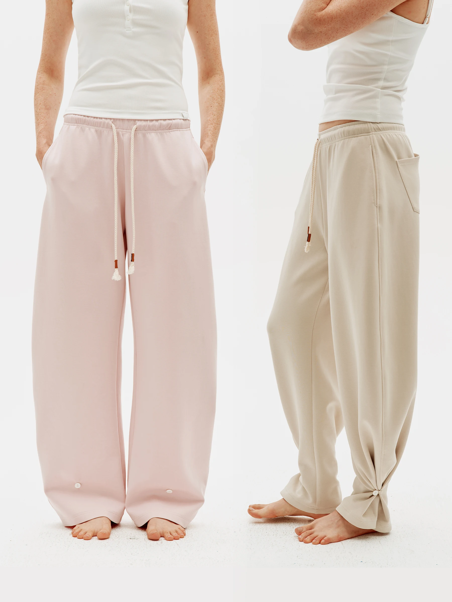 

Классические повседневные брюки из смесовой ткани (модал, хлопок, полиэстер) с эластичным поясом на шнурке, низкой посадкой, широкими штанинами и легкой подкладкой.