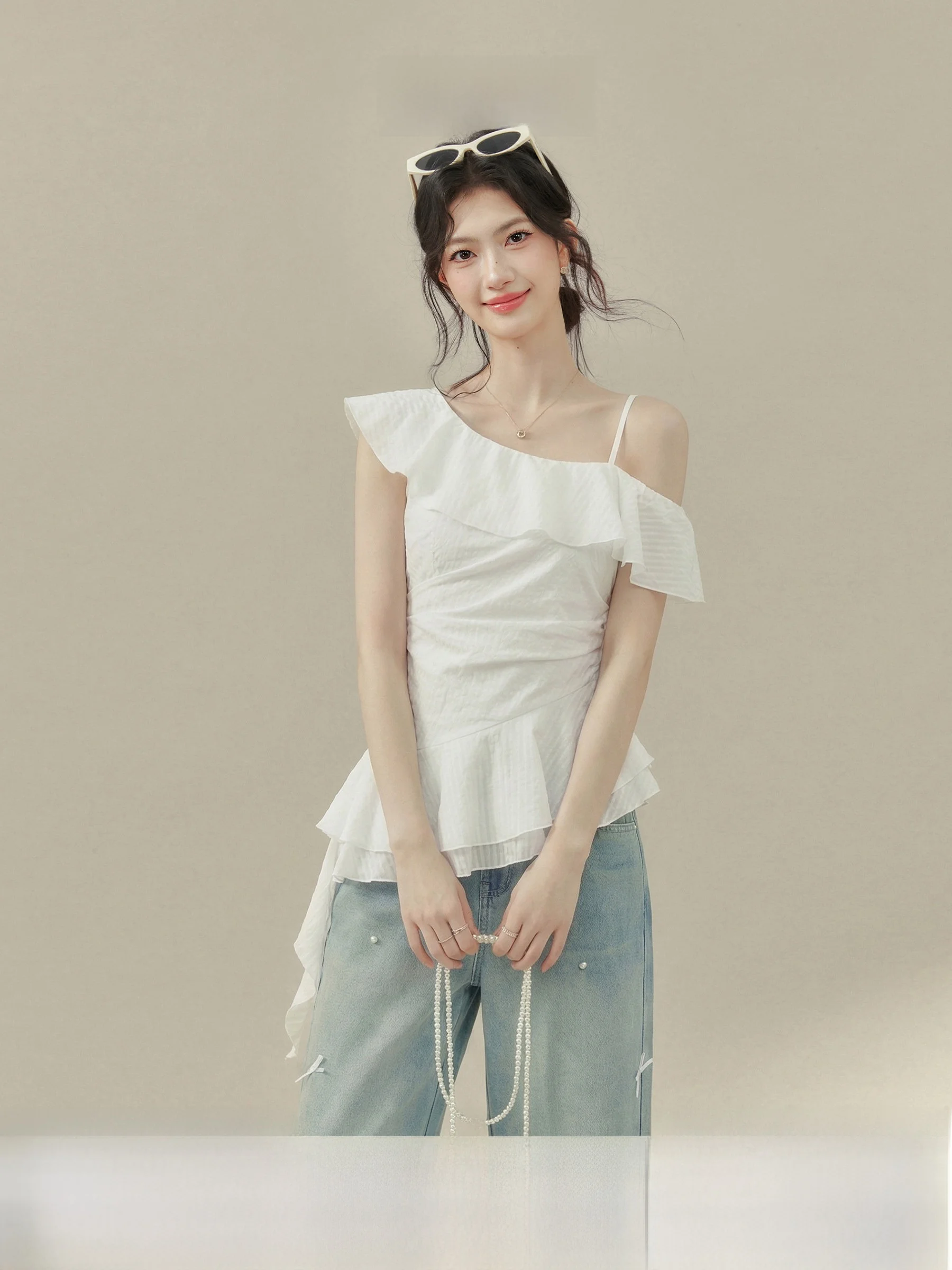 

Летняя белая рубашка с асимметричным вырезом на плече для полных женщин, с кружевным подолом, в корейском стиле, приталенная, средней длины, для повседневной носки