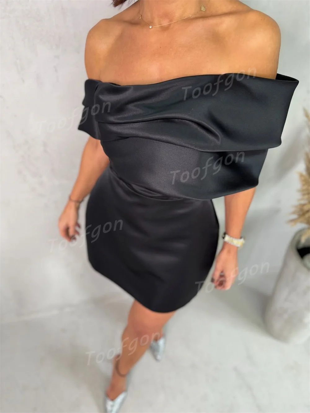 فساتين Toofgon أنيقة بدون أكتاف سوداء قصيرة للحفلات الراقصة ثنيات على شكل حرف A فساتين رسمية صغيرة لحفلات العودة للوطن ملابس رقص مخصصة