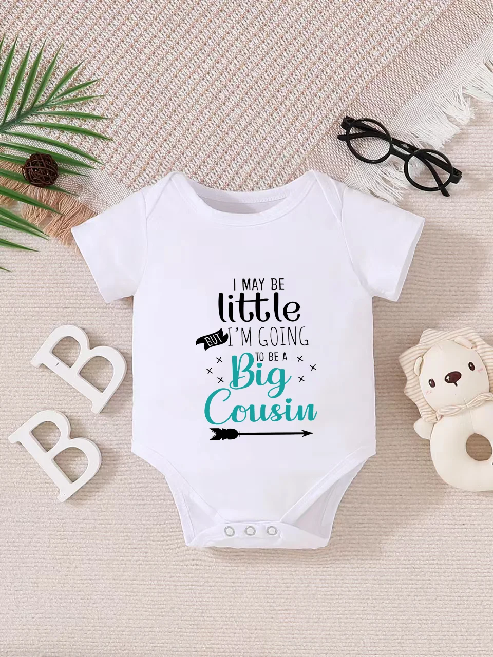 Baby short-sleeved triangle bodysuit, fun letter print, button design, easy to care for, suitable for new parents.