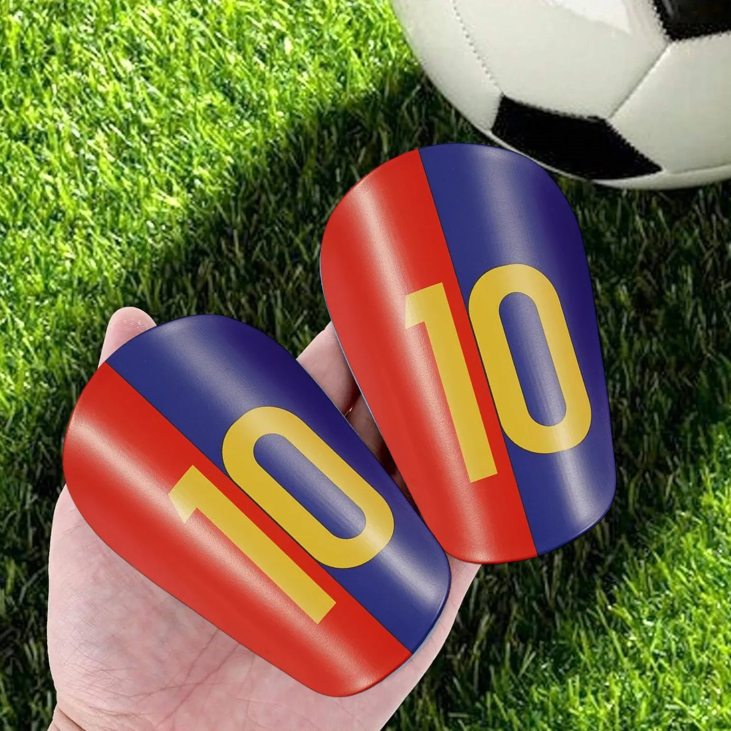 Ein Paar ultraleichte Fußball-Schienbeinschoner – langlebig und bequem, geeignet für alle Sportarten, entwickelt für Fußball, Basketball.
