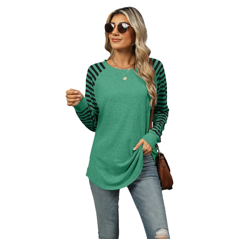 T-shirt da donna con orlo asimmetrico a maniche lunghe con scollo tondo e toppa a righe