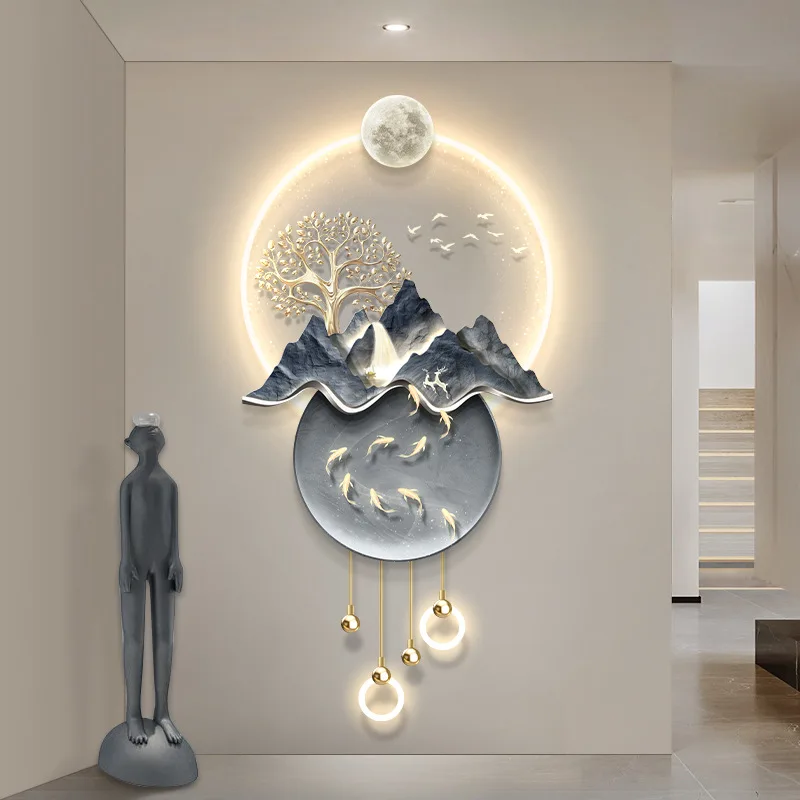 Hay pinturas decorativas en la parte posterior de la entrada de la montaña, paisajes de alto nivel, nueve imágenes de peces en las escaleras del pasillo.