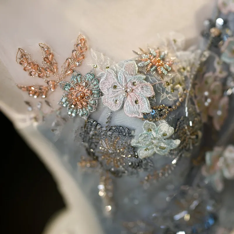 Серебристые платья Quinceanera Цветочные аппликации Цветы Бюстье с блестками Индивидуальный воротник-халтер