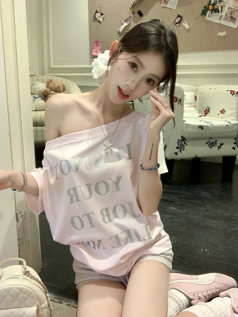 

Летняя корейская новая возрастная универсальная повседневная свободная футболка с наклонными плечами и короткими рукавами с буквенным принтом для женщин