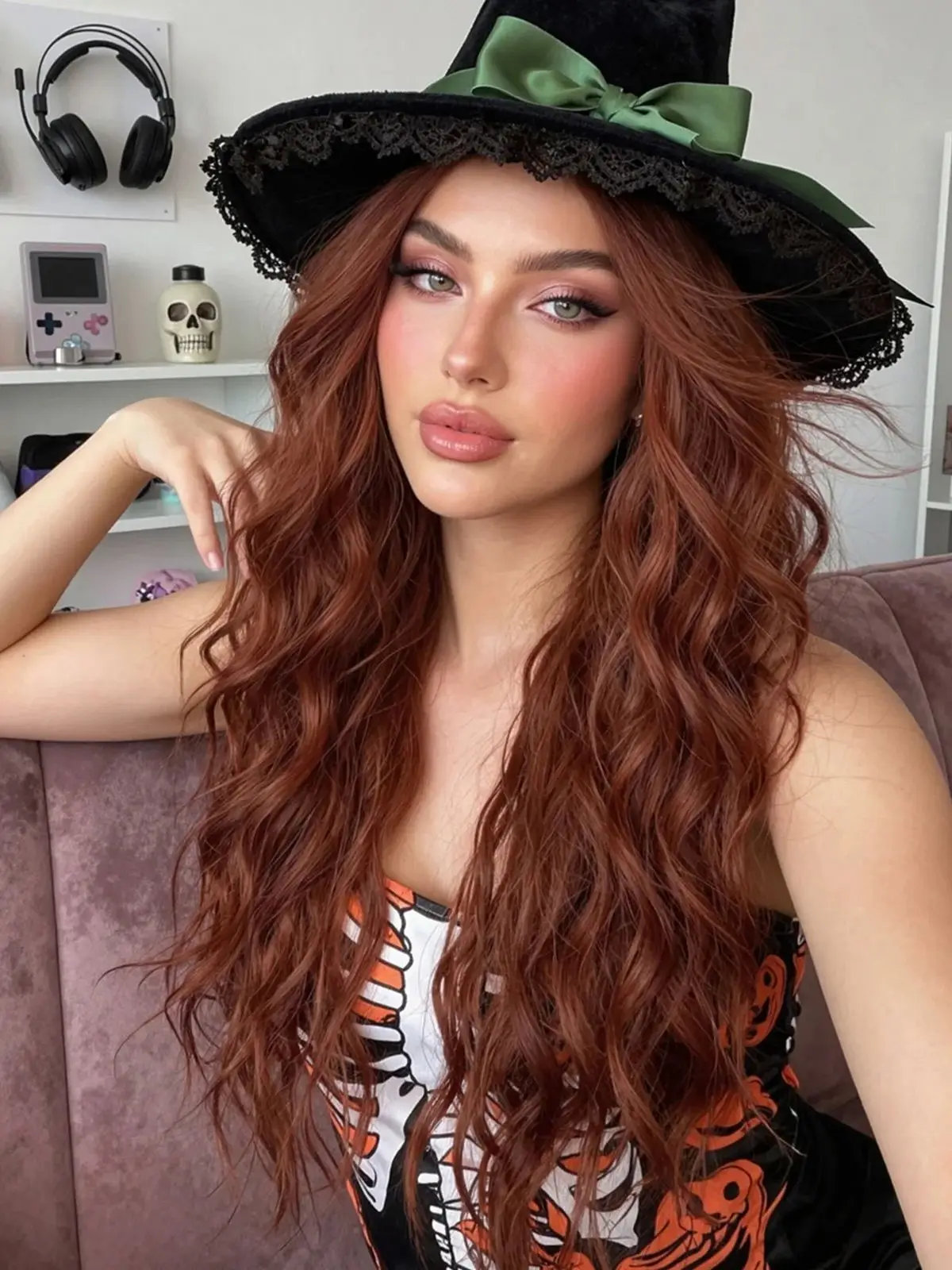 Halloween Wig 28-inch-Long Wavy Auburn Red Synthetic Wig Middle Part Natural Scalp Water Wave Curly Wigs For Women Halloween Cosplay Party Daily Wear