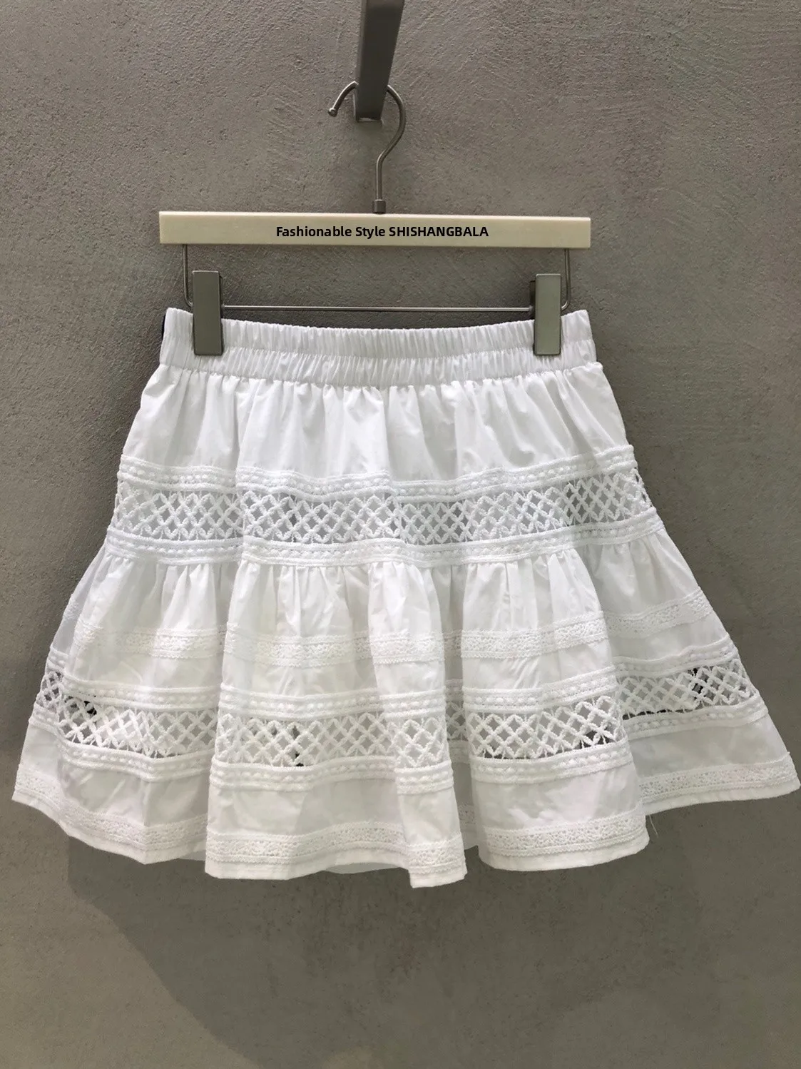 

Летняя коллекция 2026: Универсальная цветная юбка-солнце с вырезами, эффектом утяжки и высокой талией, из полиэстера.