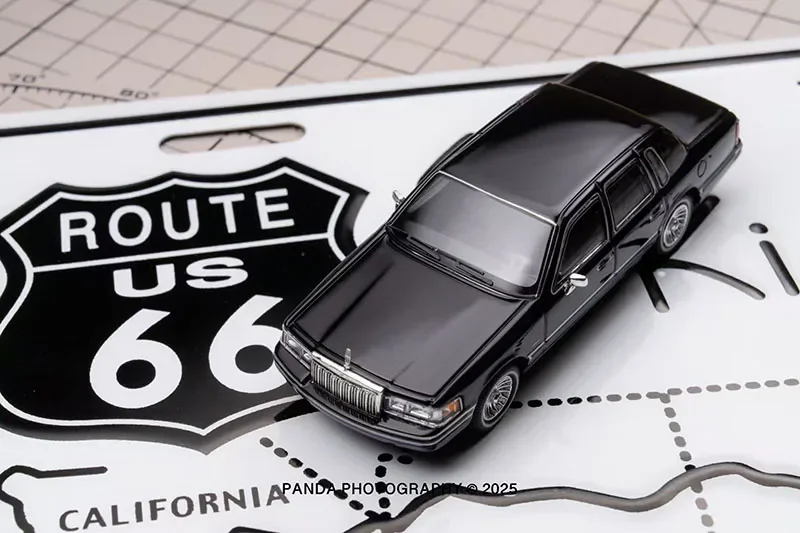 

MK Miniatures 1:64 1992 Lincoln Town Car Black Die-Cast Car Models