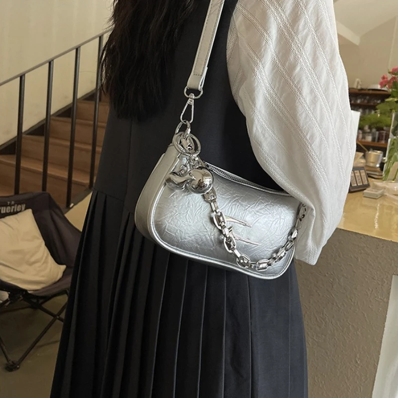 Schicke Strukturierte Casual Tragetasche mit Silberkettendetail Unterarmtasche Abnehmbarer Anhänger Trendige Mini-Schultertasche für Frauen Alltag – Detail 2