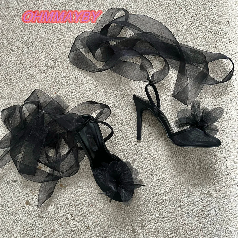 Sandalias negras de tacón alto con punta abierta para mujer, con lazo de tul y flores, y cordones en el tobillo, elegantes, para fiestas, bodas, eventos de noche y vestidos de moda.