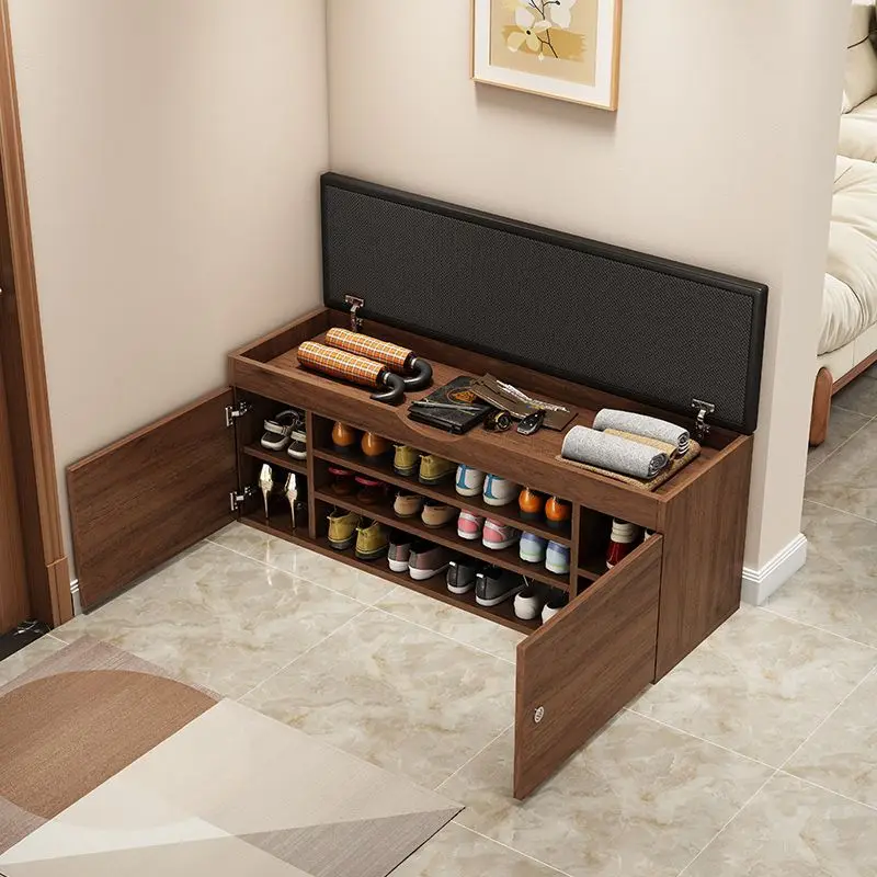 

Шкаф для обуви можно сидить у двери дома и табуретка для смены обуви интегрируется в дверь и хранилище.