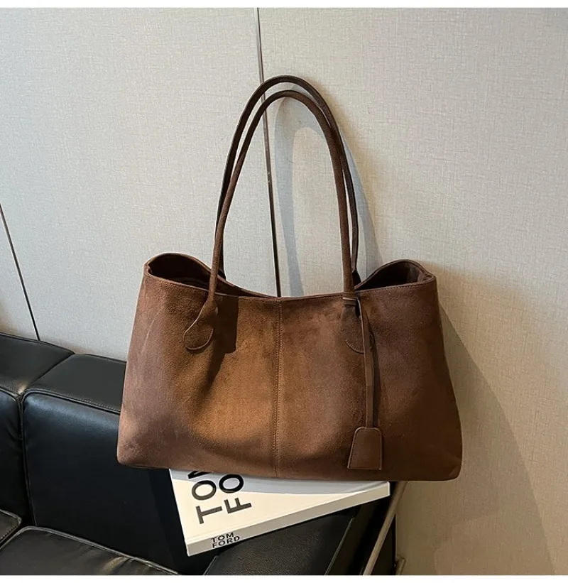 Damen-Schultertasche aus braunem Kunstwildleder, Lässiger Minimalistischer Stil für Tägliche Aufgaben, Wochenendausflüge & Alltägliche Arbeitshandtasche – Detail 12