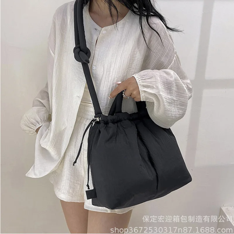 Fashion Shoulder Bag Women\'s Down Fil Cotton Fashionable Student Backpack Portable Makeup Bag Casual Large Capacity Shoulder Bag