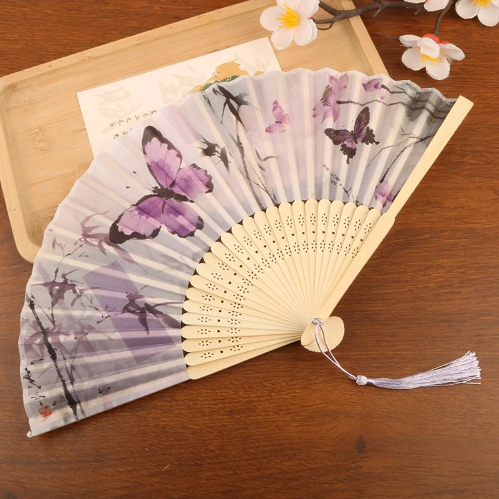 Éventail pliant en soie de style chinois, fait main, motif papillon, avec pompon, éventail rétro en bambou pour rafraîchissement, accessoires de fête