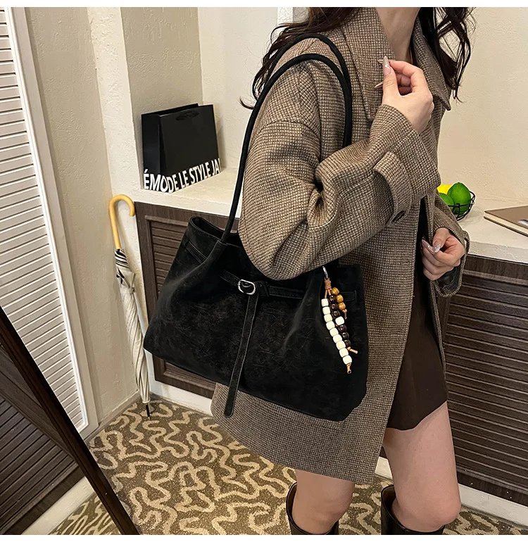 Vintage Brown Leather Tote Bag with Beaded Bag Charm Buckle Detail Large Capacity Shoulder Purse for Work Commuter Daily Use