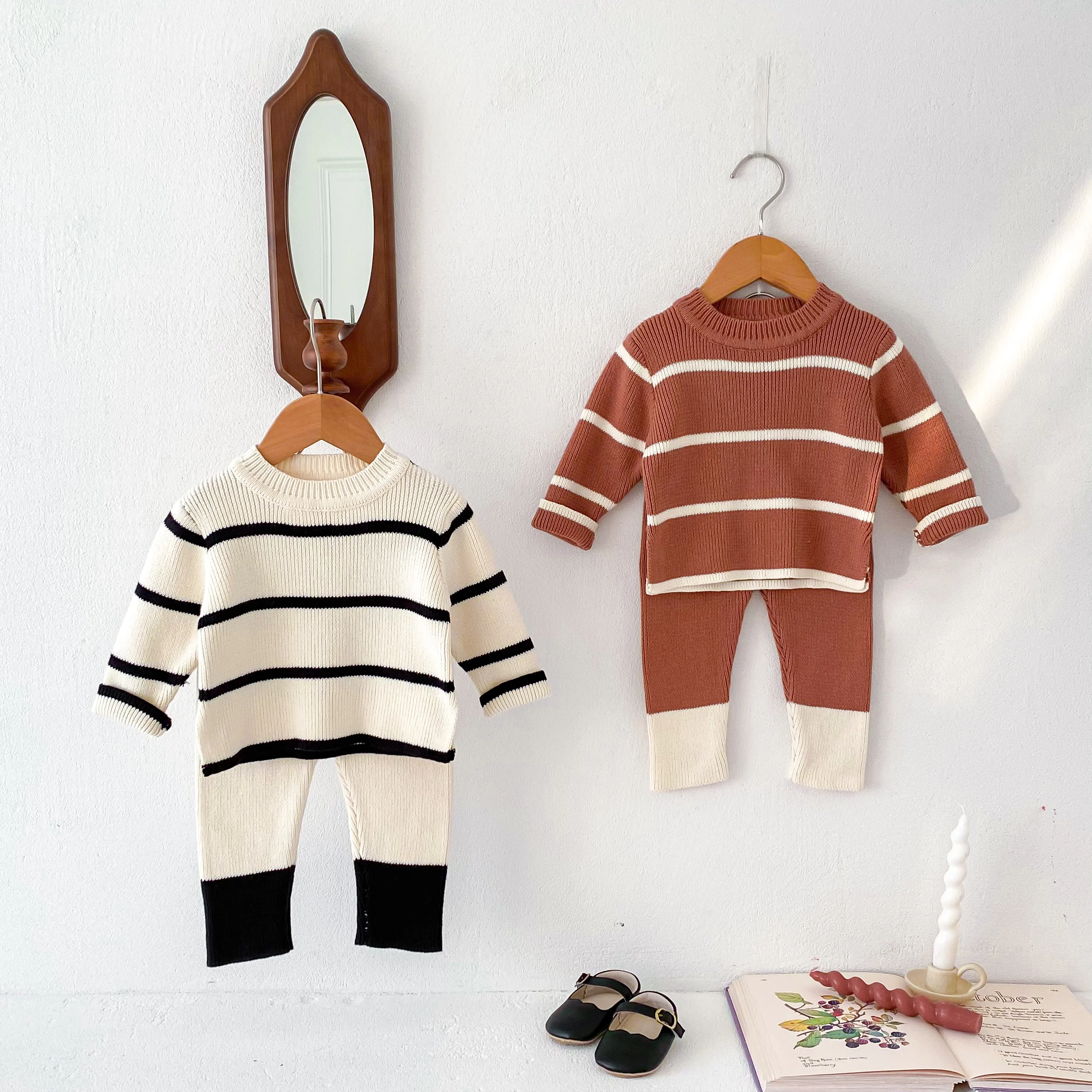 Herbstliches Strickpullover-Set für Babys, Jungen und Mädchen, lockeres, gestreiftes Oberteil mit modischen Hosen mit Patchwork-Muster. – Detail 1