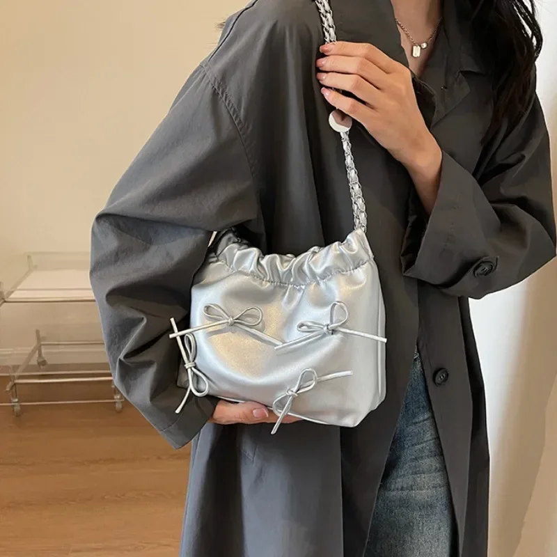 Sac à bandoulière en cuir argenté pour femme, petit nœud, sacs à main à bandoulière, sacs à main de fête, design mignon, style Y2K, nouveau, 2023