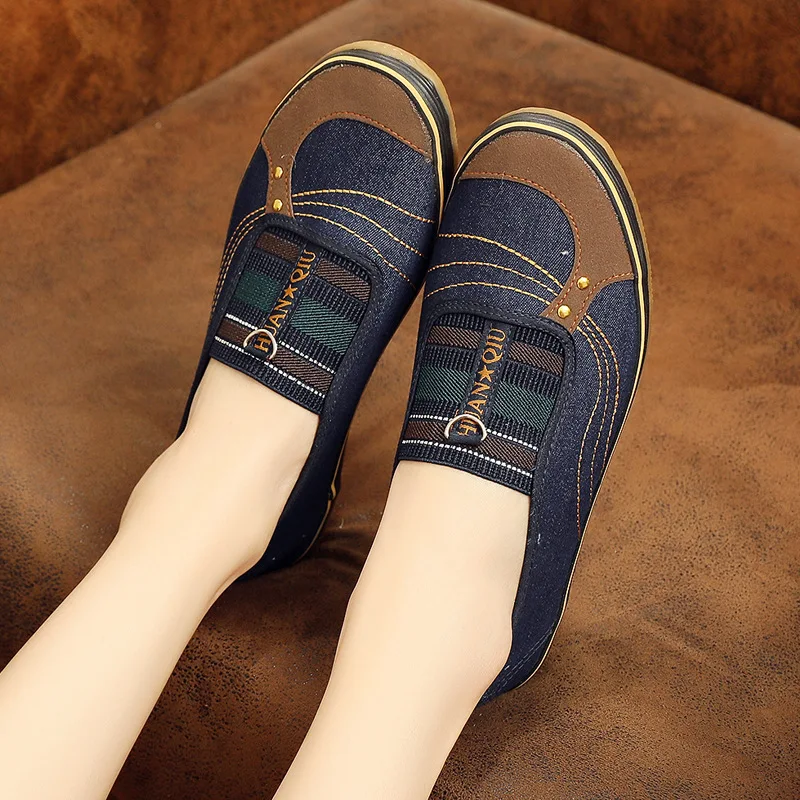 

Beijing Ladies Canvas Shoes Breathable Work Sneakers Mid-aged Mom Shoes Labor Protection Footwear Fashionable round Toe Slip-ons