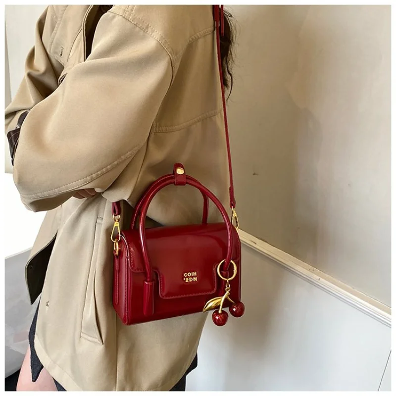 

Fashionable Ladies Crossbody-Bag Crafted From Leaf-Patterned Leather Featuring Classic Paris High-End Look​