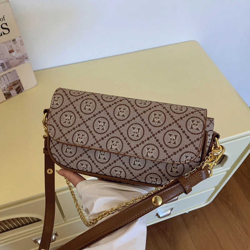 

Fashionable Trendy Letter Logo Handbag For Women With Solid Color Minimalist And High-End Leather