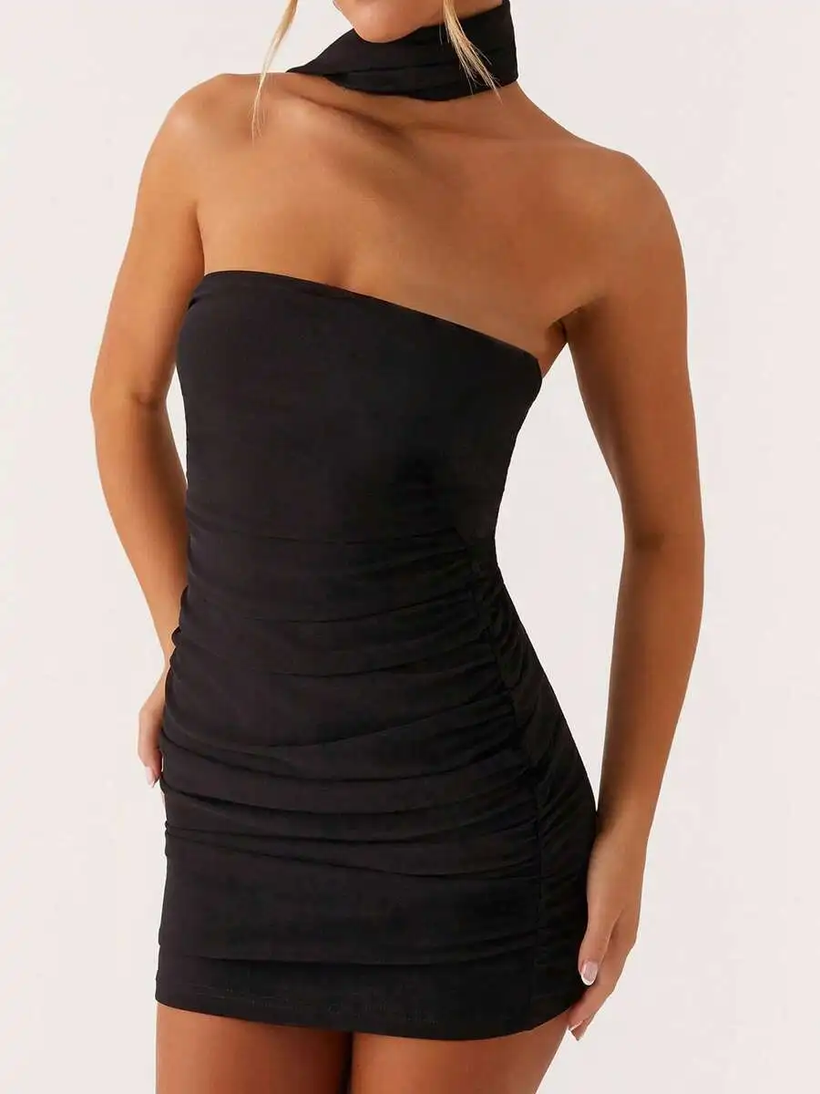 

Черное облегающее мини-платье с открытыми плечами, драпировкой и съемным шарфом