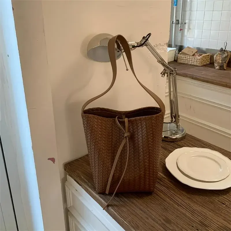 Koreanische Rattan-Geflecht-Unterarmtasche, Damen-Bucket-Tasche, Sommer-Strand-Reisetasche, Russische Trendige Einkaufskorb-Handtasche – Detail 15