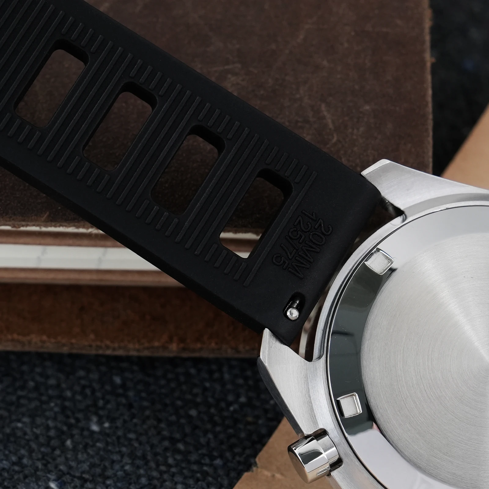 Hochwertiges, weiches Fluorkau – Rubber Strap Diver Bewertung und Preis