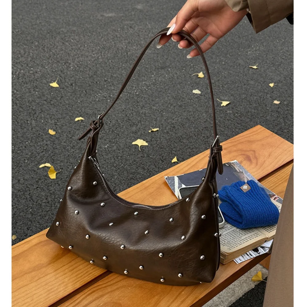 bolsa-de-ombro-feminina-retro-com-design-de-nicho-e-rebites-versatil-para-o-dia-a-dia-elegante-e-moderna-estilo-transversal