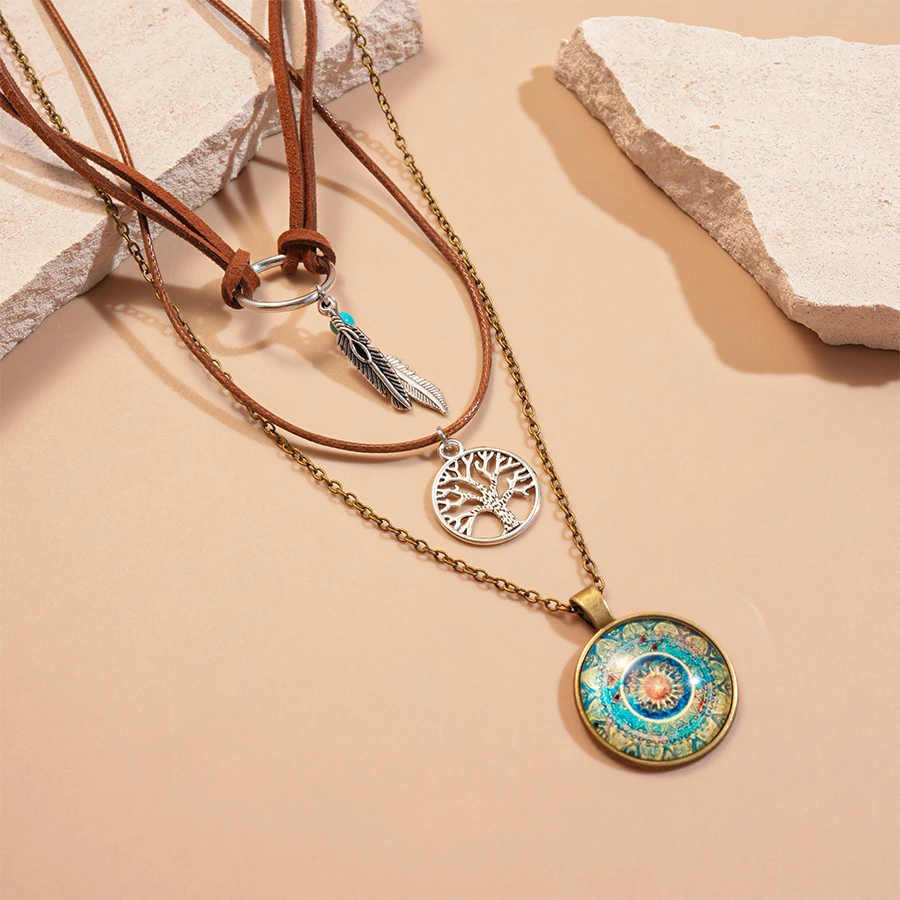 Bohemian Style Resin Hollowed-out Leaf Circular Pendant Necklace With Retro Charm And High-end Appeal For Women