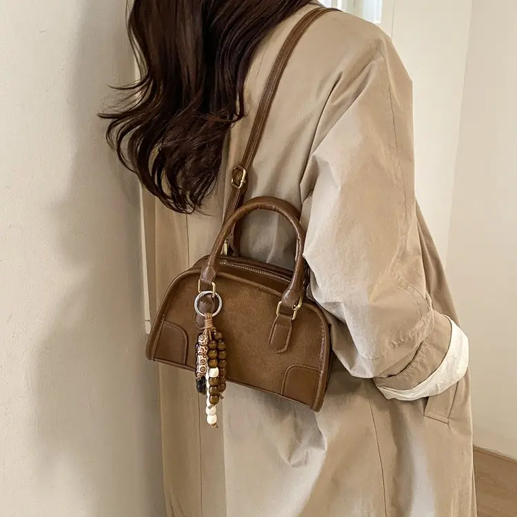 

2026 New Color Matching Retro Casual Bowling Fashion Commuter Suede Splicing Portable Pendant Portable Shoulder Messenger Bag