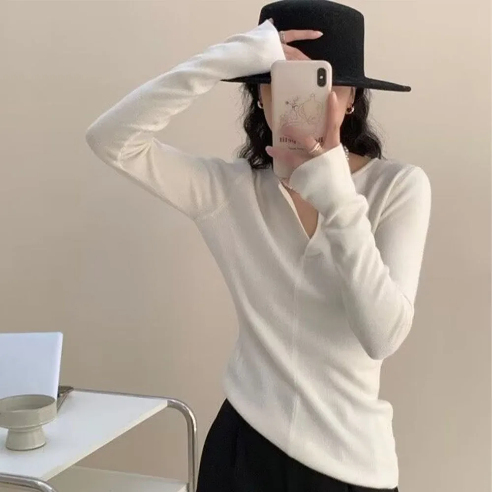 

Autumn 2024 new women's casual fashion Joker slim high elastic core-spun yarn scissors collar micro-cuff knit top.