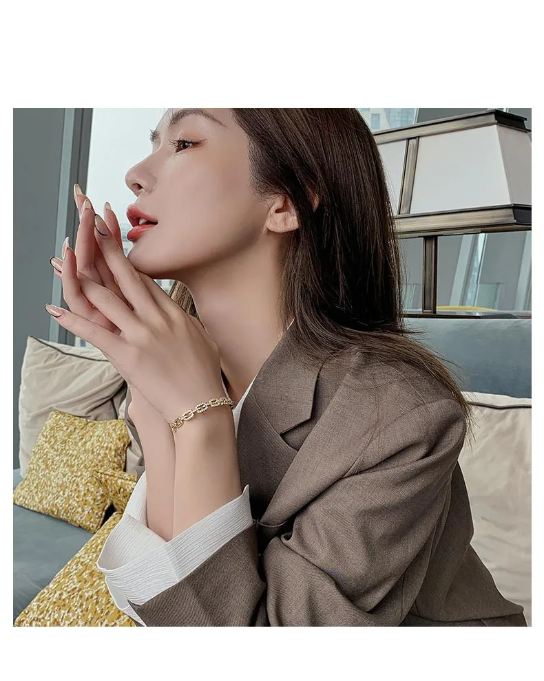 Luxuriöses, mit Mikro-Zirkonen besetztes, 18K vergoldetes Metall-Armband, elegantes Accessoire für Damen, trendiger Schmuck für Weihnachtsfeiern. – Detail 3