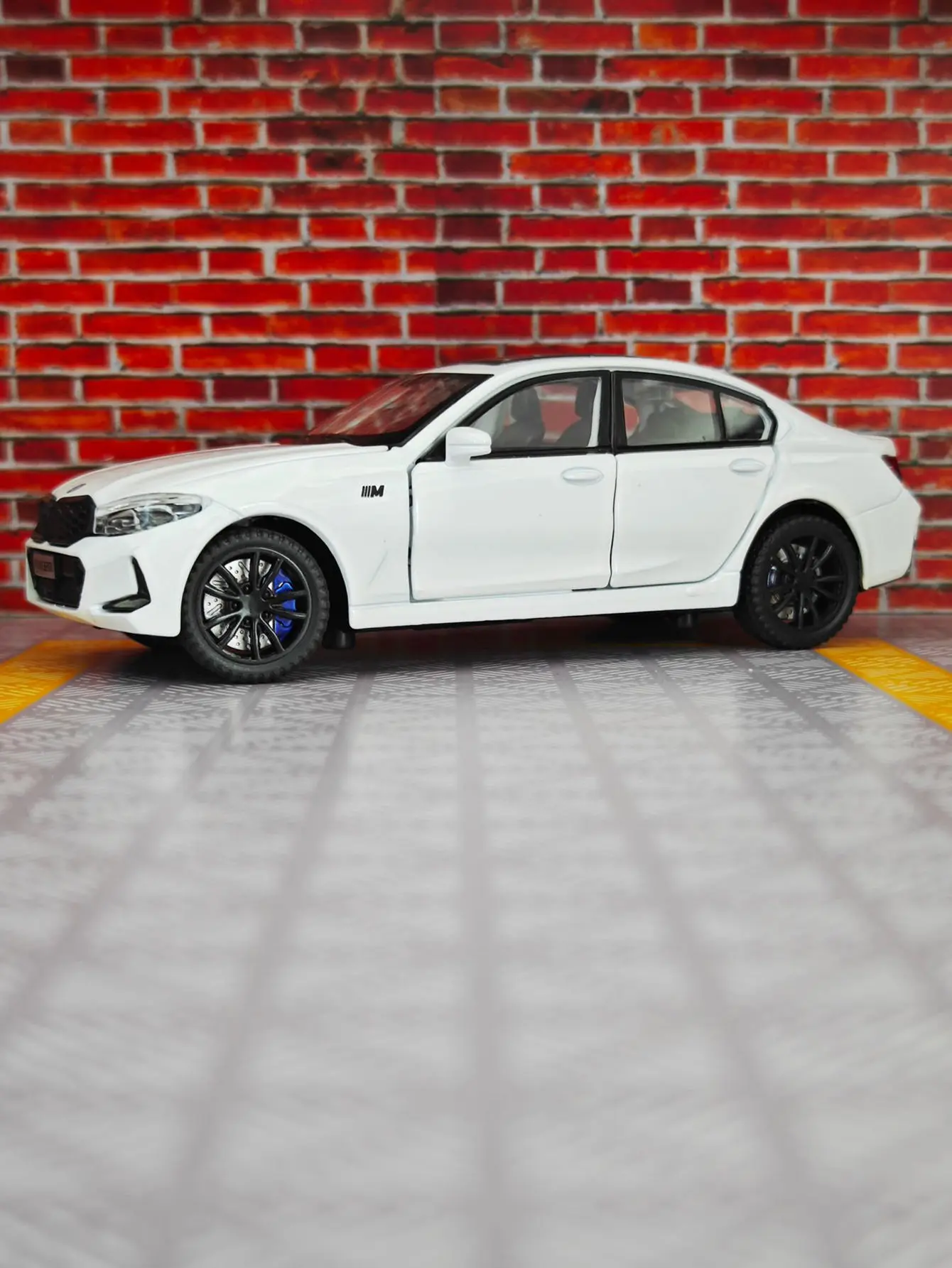 

1:32 simulation BMW M320i alloy car model ornament, doors and engine hood, trunk can be opened with sound and light gifts