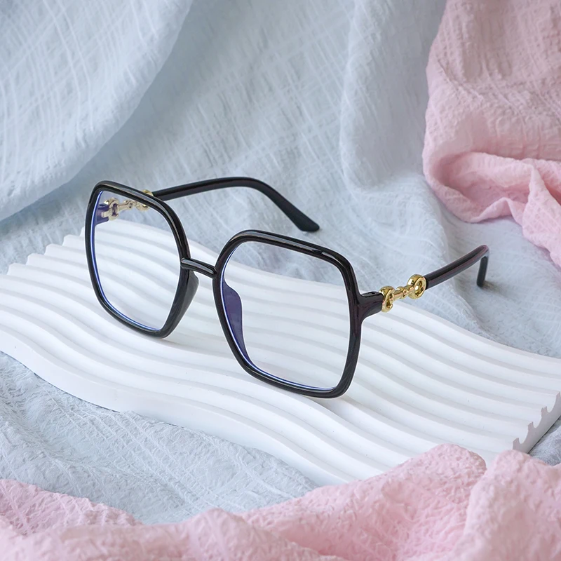 نظارات زخرفية للجنسين بإطار كبير وعصري تُبرز شكل الوجه للتصوير الفوتوغرافي بأسلوب الشارع