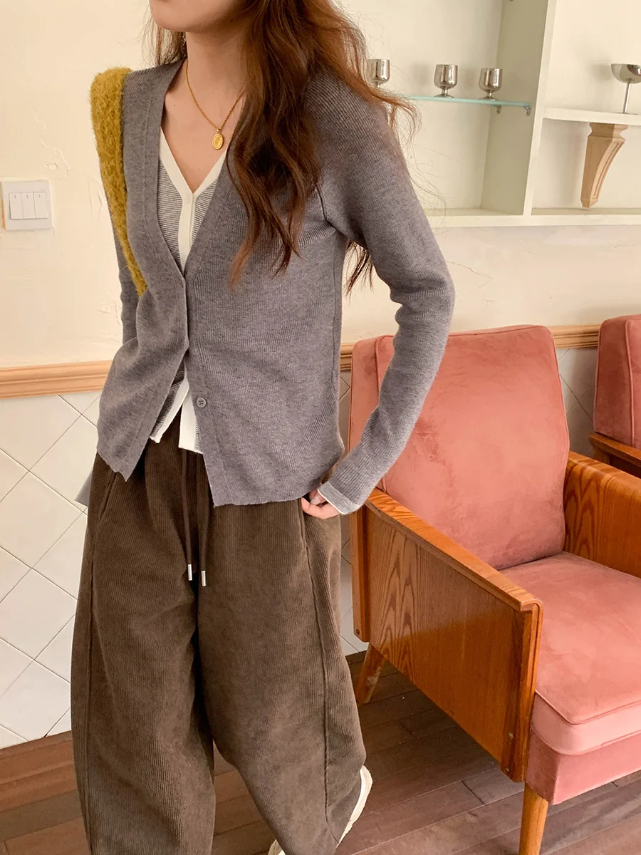 

Women's Winter Casual V-Neck Knitted Sweater Cardigan Contrasting Fake Two-Piece Knitwear for Warmth And Style