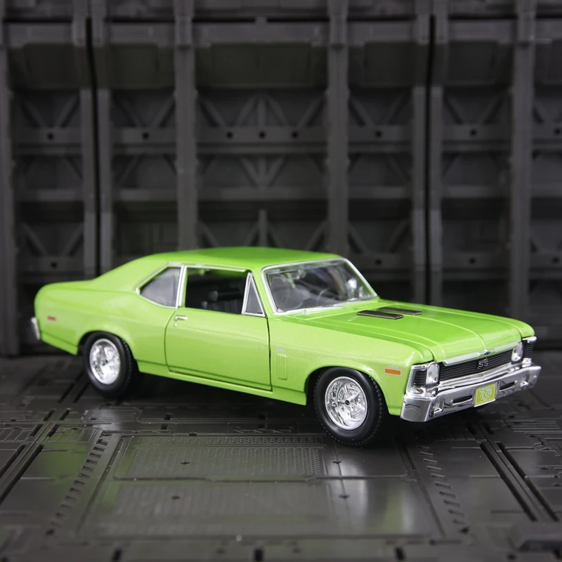 

Maisto 1:24 Simulated Chevrolet Nova SS alloy car model with doors and hood that can be opened as static ornaments for collectin