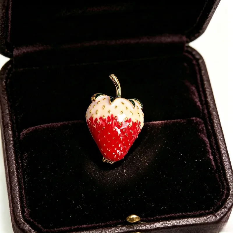Sweet Strawberry Shape Brooch Colorful Enamel Pin Gold Stem Leaf Fruit Accessory Elegant Daily Outfit Decor Jewelry