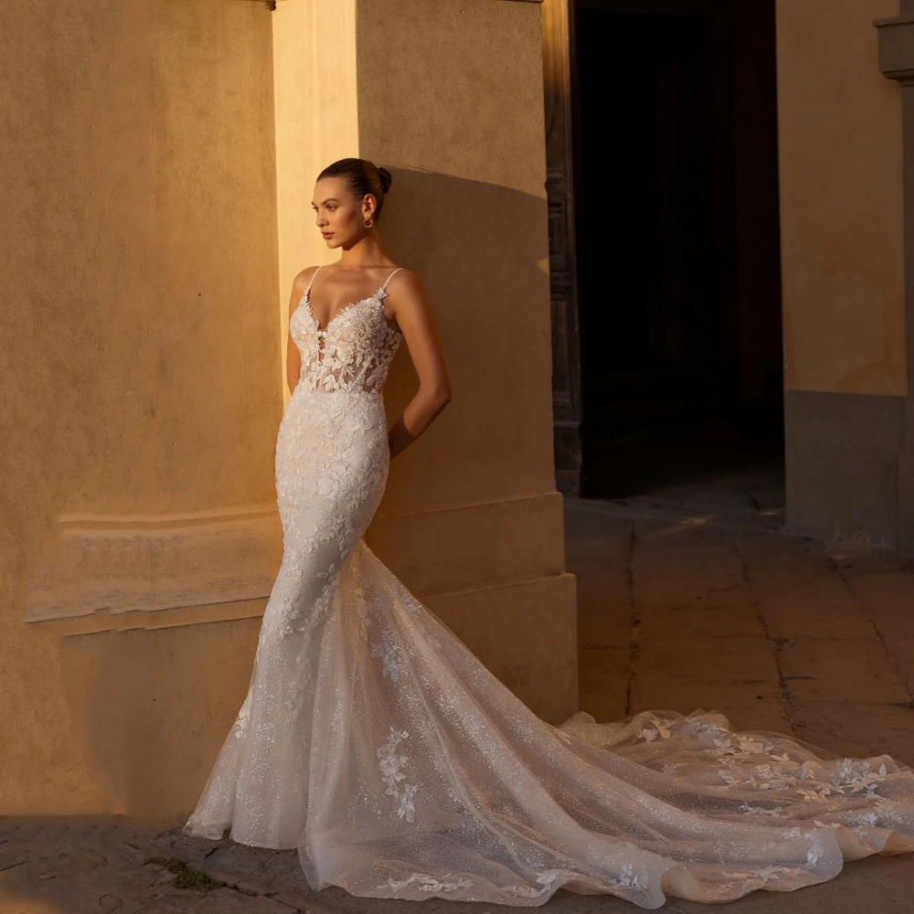Dostosowane wykwintne suknie ślubne paski spaghetti Backless suknie ślubne aplikacje Illusion Sweep Train Vestidos De Novia