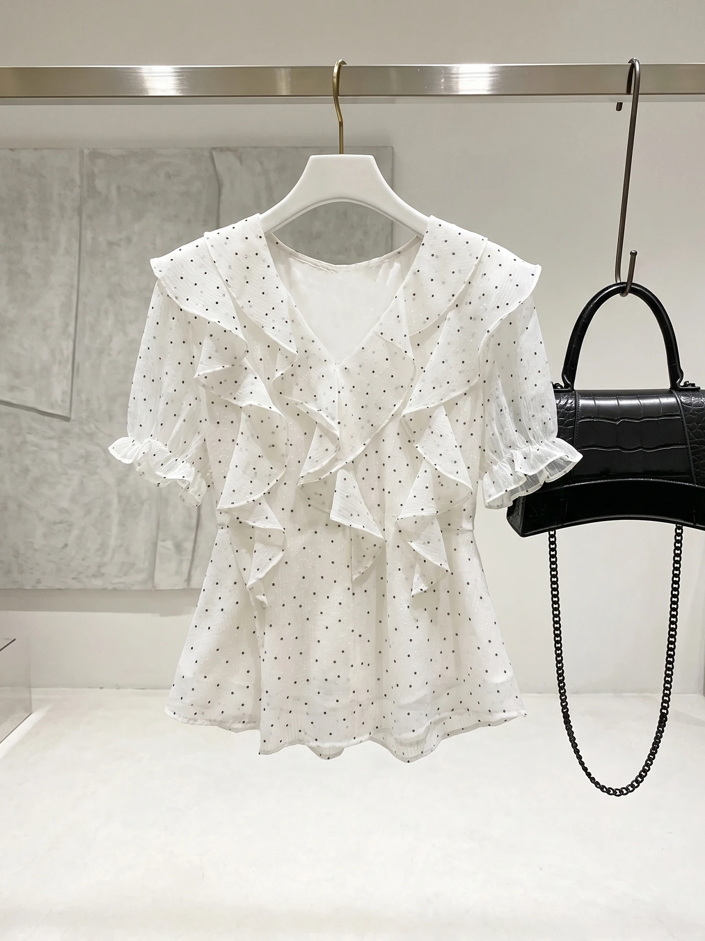 

Fashionable Polka Dot Short Sleeve Shirt Women's Style Summer 2026 Elegant Design Korean Version Straight Cut Silk Top