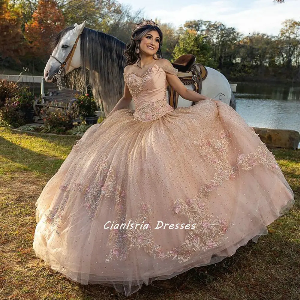 Rose Gold Weg Von Der Schulter Rüschen Quinceanera Kleider Ballkleid Blumen Kristall Perlen Korsett Süße 15 Vestidos XV Años