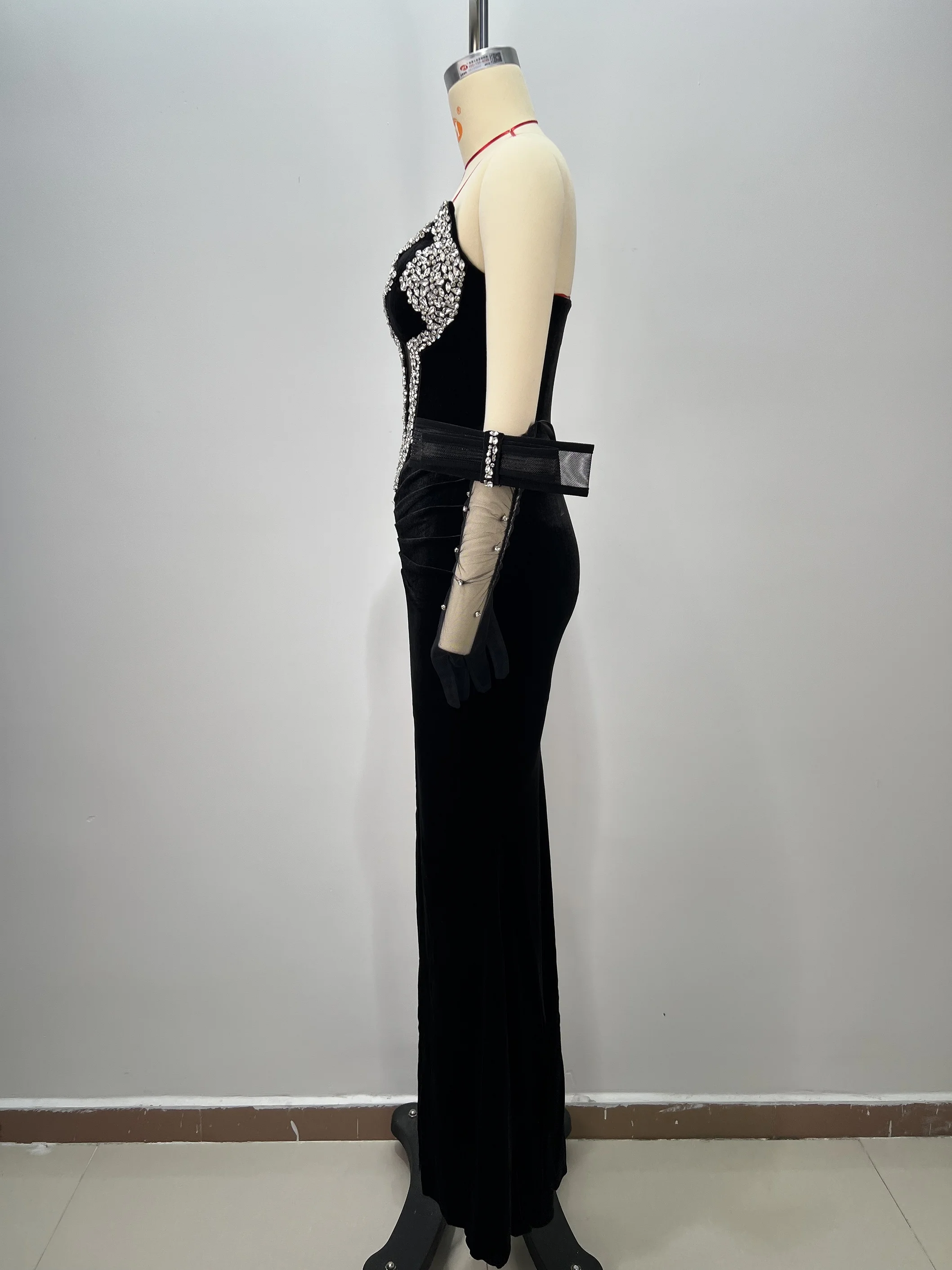 Schwarzes, mit Kristallen verziertes Bandage-Kleid für Damen mit durchsichtigem Netzstoff, sexy Abendkleid mit hohem Schlitz, trägerloses Partykleid aus Samt