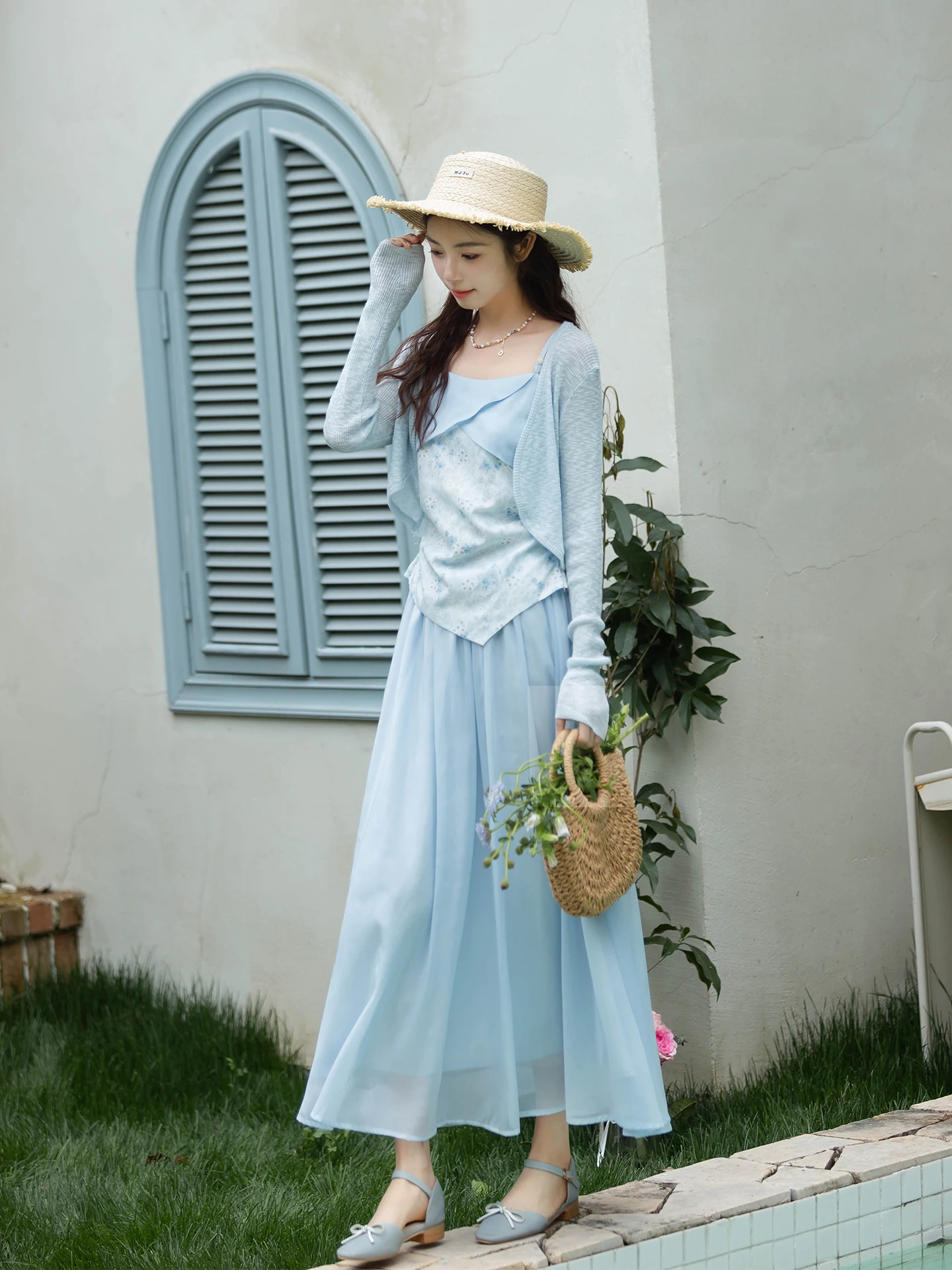 

Элегантный синий летний комплект для женщин: легкий кардиган на бретелях, юбка-полусолнце, асимметричный дизайн, высокая талия, три предмета