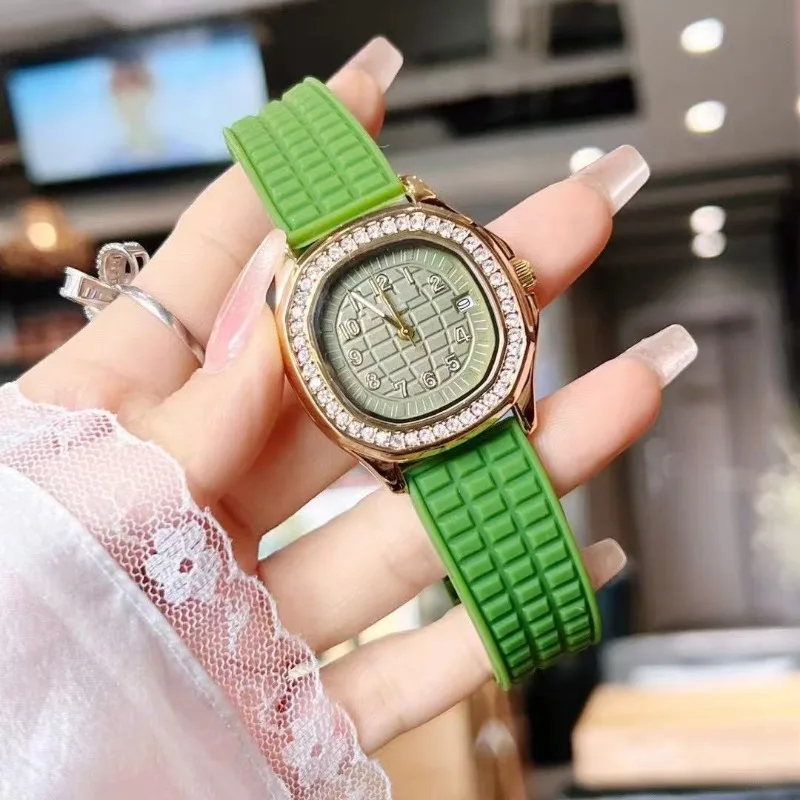 ​ ​ 2025 ساعة كوارتز نسائية سوار فولاذي غير قابل للصدأ كريستال الياقوت مقاوم للماء تقويم مضيء ساعة عصرية كاجوال للأعمال